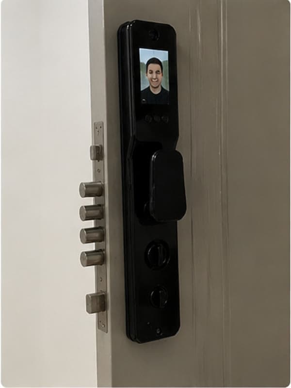 Fechadura Digital com Reconhecimento Facial e Câmera Casas Conect instalada — foto de cliente 9